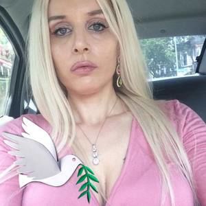 Meet your Posher, Dina